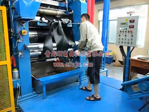 工作中的壓延機www.nzrokbc.cn